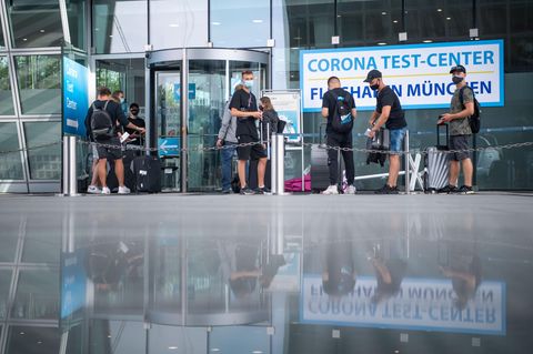 Bayern, Freising: Eine junge Reisegruppe steht vor dem Corona-Test-Center am Münchener Flughafen