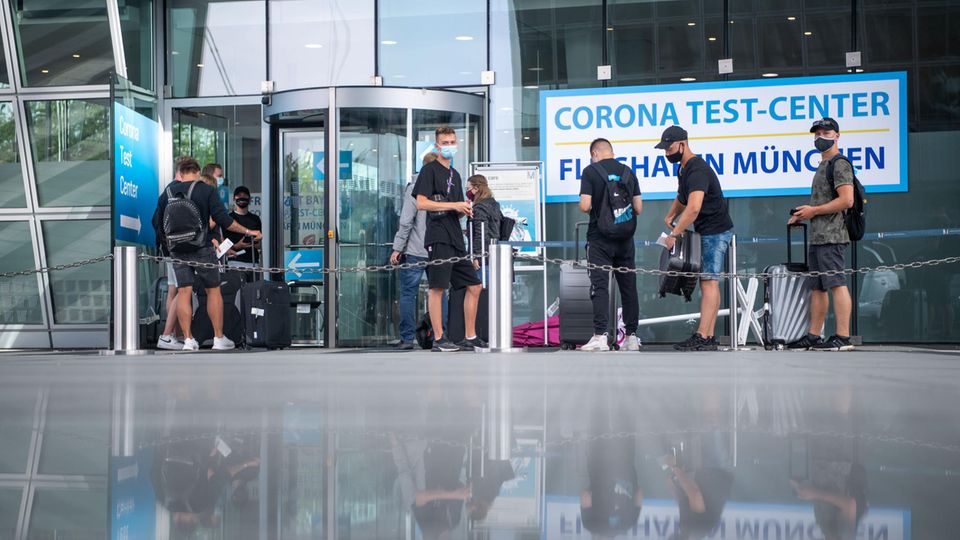 Bayern, Freising: Eine junge Reisegruppe steht vor dem Corona-Test-Center am Münchener Flughafen