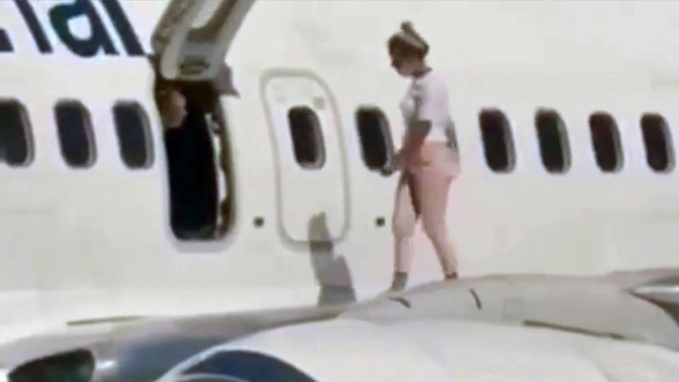 Vorfall auf Flughafen in Kiew: Frau spaziert auf Tragfläche Vorfall auf Flughafen in Kiew: Frau spaziert auf Tragfläche