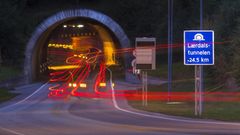 Der längste Autobahn-Tunnel der Welt  Der Lærdalstunnel in Norwegen ist 24,51 Kilometer lang. Er feiert im November 20-jähriges Bestehen. Der Tunnel verkürzt die Autobahnfahrt zwischen Oslo und Bergen. Er wurde extra kurvig angelegt, damit die Autofahrer nicht ermüden. Alle paar Kilometer gibt es bunt beleuchtete Galerien zur Abwechslung. 