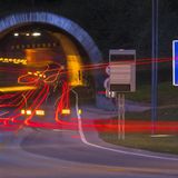 Der längste Autobahn-Tunnel der Welt  Der Lærdalstunnel in Norwegen ist 24,51 Kilometer lang. Er feiert im November 20-jähriges Bestehen. Der Tunnel verkürzt die Autobahnfahrt zwischen Oslo und Bergen. Er wurde extra kurvig angelegt, damit die Autofahrer nicht ermüden. Alle paar Kilometer gibt es bunt beleuchtete Galerien zur Abwechslung. 