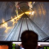 Bild 1 von 9 der Fotostrecke zum Klicken:  Der längste Eisenbahntunnel der Welt  Das ist der 2016 eröffnete Gotthard Basistunnel mit einer Länge von 57 Kilometern. Autos und Lastwagen werden auf die Schiene gebracht. Personenzüge rauschen teils mit 200 Kilometern in der Stunde hindurch, die Fahrt dauert keine 20 Minuten.