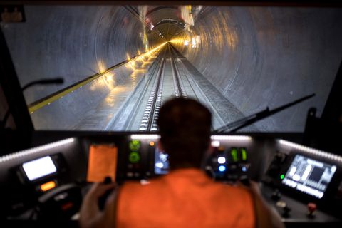 Bild 1 von 9 der Fotostrecke zum Klicken:  Der längste Eisenbahntunnel der Welt  Das ist der 2016 eröffnete Gotthard Basistunnel mit einer Länge von 57 Kilometern. Autos und Lastwagen werden auf die Schiene gebracht. Personenzüge rauschen teils mit 200 Kilometern in der Stunde hindurch, die Fahrt dauert keine 20 Minuten.