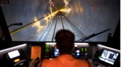 Bild 1 von 9 der Fotostrecke zum Klicken:  Der längste Eisenbahntunnel der Welt  Das ist der 2016 eröffnete Gotthard Basistunnel mit einer Länge von 57 Kilometern. Autos und Lastwagen werden auf die Schiene gebracht. Personenzüge rauschen teils mit 200 Kilometern in der Stunde hindurch, die Fahrt dauert keine 20 Minuten.