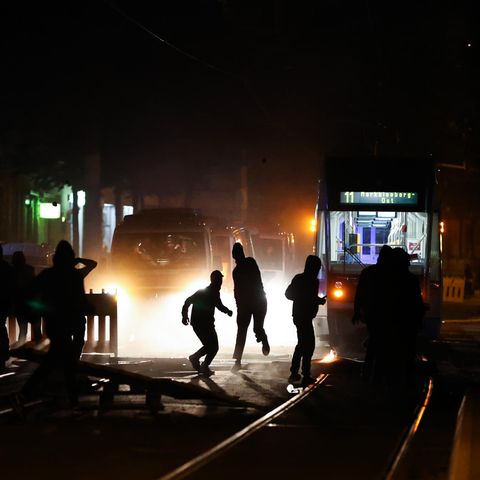 Demonstranten blockieren eine Straße in Leipzig und protestieren gegen die Räumung eines besetzten Hauses