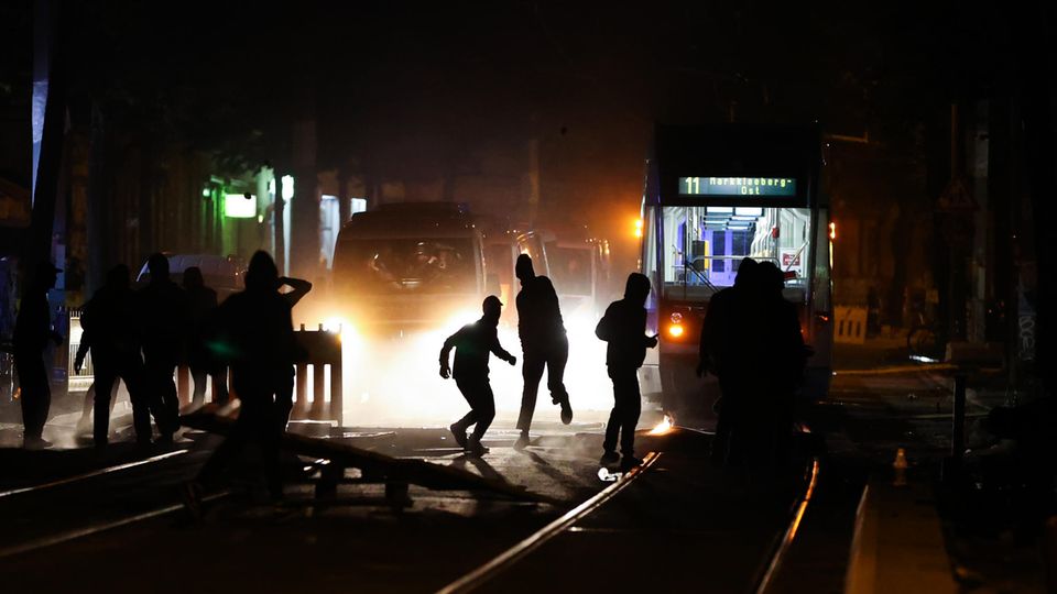 Demonstranten blockieren eine Straße in Leipzig und protestieren gegen die Räumung eines besetzten Hauses