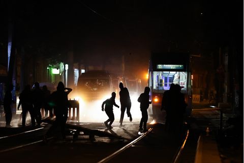 Demonstranten blockieren eine Straße in Leipzig und protestieren gegen die Räumung eines besetzten Hauses