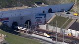 Der längste Unterwassertunnel der Welt  Von den 50 Kilometern des 1994 eröffneten Eurotunnels verlaufen 37 Kilometer komplett unter dem Ärmelkanal zwischen Frankreich und Großbritannien. Am tiefsten Punkt verlaufen die Eisenbahnröhren 75 Meter unter dem Meeresboden.