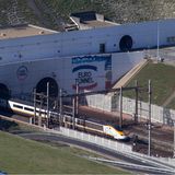 Der längste Unterwassertunnel der Welt  Von den 50 Kilometern des 1994 eröffneten Eurotunnels verlaufen 37 Kilometer komplett unter dem Ärmelkanal zwischen Frankreich und Großbritannien. Am tiefsten Punkt verlaufen die Eisenbahnröhren 75 Meter unter dem Meeresboden.