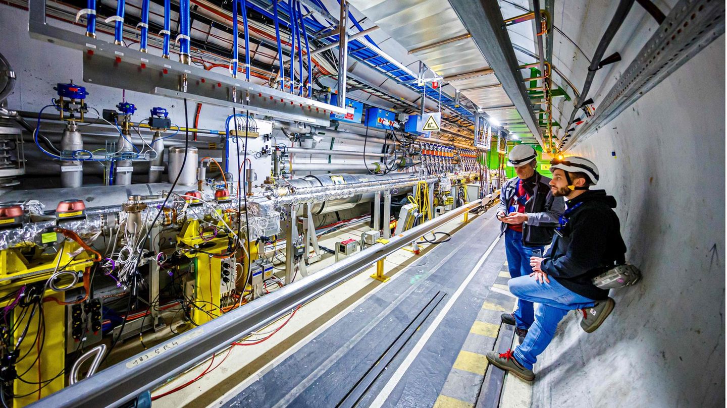 Der längste Forschungstunnel der Welt  Er gehört zum Teilchenbeschleuniger der Europäischen Organisation für Kernforschung (Cern) und liegt rund 50 Meter unter dem schweizerisch-französischen Grenzgebiet. Er wurde 2008 eröffnet. Hier gibt es keine Geschwindigkeitsbegrenzung, im Gegenteil: Protonen schaffen mehr als 11 000 Umrundungen - pro Sekunde. 
