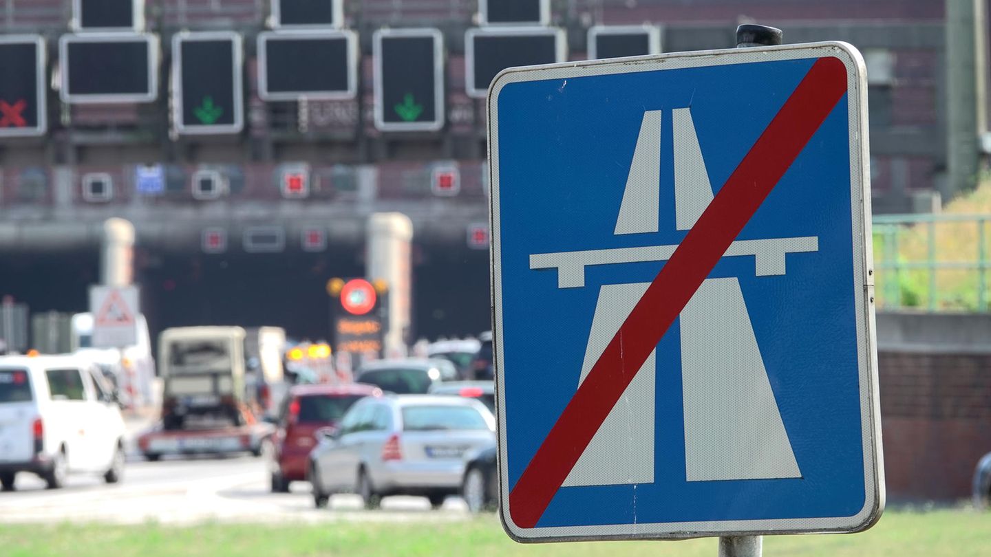 Bis zu 57 Kilometer lang: Deutsche Rekordhalter Der längste Unterwassertunnel in Deutschland ist der 1975 freigegebene neue Elbtunnel (foto) mit gut 3300 Metern, der bei Hamburg unter der Elbe durchführt. Der längste Autobahntunnel ist der Rennsteigtunnel in Thüringen. Er führt seit 2003 unter dem Kamm des Thüringer Waldes hindurch und ist knapp acht Kilometer lang. Deutsche Rekordhalter Der längste Unterwassertunnel in Deutschland ist der 1975 freigegebene neue Elbtunnel (foto) mit gut 3300 Metern, der bei Hamburg unter der Elbe durchführt. Der längste Autobahntunnel ist der Rennsteigtunnel in Thüringen. Er führt seit 2003 unter dem Kamm des Thüringer Waldes hindurch und ist knapp acht Kilometer lang.