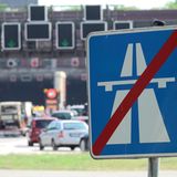 Deutsche Rekordhalter   Der längste Unterwassertunnel in Deutschland ist der 1975 freigegebene neue Elbtunnel (foto) mit gut 3300 Metern, der bei Hamburg unter der Elbe durchführt. Der längste Autobahntunnel ist der Rennsteigtunnel in Thüringen. Er führt seit 2003 unter dem Kamm des Thüringer Waldes hindurch und ist knapp acht Kilometer lang.