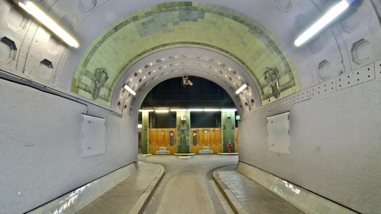 Bis zu 57 Kilometer lang: Der schönsten Tunnel der Welt Das behaupten zumindest die Hamburger: Der Alte Elbtunnel, der seit 1911 St. Pauli mit dem Hafengebiet in Steinwerder verbindet. Die 426,5 Meter können zu Fuß oder mit dem Fahrrad bewältigt werden, in die Tiefe geht es mit einem Fahrstuhl. Autos können theoretisch mit hydraulisch betriebenen Fahrkörben in die Tiefe gebracht werden, aber der Autoverkehr ist bis auf weiteres ausgesetzt. Zum 100-jährigen Bestehen wurde der Tunnel mit dem Titel "Historisches Wahrzeichen der Ingenieurbaukunst in Deutschland" ausgezeichnet. Der schönsten Tunnel der Welt Das behaupten zumindest die Hamburger: Der Alte Elbtunnel, der seit 1911 St. Pauli mit dem Hafengebiet in Steinwerder verbindet. Die 426,5 Meter können zu Fuß oder mit dem Fahrrad bewältigt werden, in die Tiefe geht es mit einem Fahrstuhl. Autos können theoretisch mit hydraulisch betriebenen Fahrkörben in die Tiefe gebracht werden, aber der Autoverkehr ist bis auf weiteres ausgesetzt. Zum 100-jährigen Bestehen wurde der Tunnel mit dem Titel "Historisches Wahrzeichen der Ingenieurbaukunst in Deutschland" ausgezeichnet.