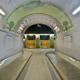 Der schönsten Tunnel der Welt  Das behaupten zumindest die Hamburger: Der Alte Elbtunnel, der seit 1911 St. Pauli mit dem Hafengebiet in Steinwerder verbindet. Die 426,5 Meter können zu Fuß oder mit dem Fahrrad bewältigt werden, in die Tiefe geht es mit einem Fahrstuhl. Autos können theoretisch mit hydraulisch betriebenen Fahrkörben in die Tiefe gebracht werden, aber der Autoverkehr ist bis auf weiteres ausgesetzt. Zum 100-jährigen Bestehen wurde der Tunnel mit dem Titel "Historisches Wahrzeichen der Ingenieurbaukunst in Deutschland" ausgezeichnet.