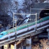 Andere berühmte Tunnel  Der Seikan-Tunnel in Japan ging 1988 als längster Unterwassertunnel an den Start. Er verbindet über gut 53 Kilometer die Inseln Honshu und Hokkaido. Weil die Strecke aber nur gut 23 Kilometer unter Wasser liegt, wurde er 1994 vom Eurotunnel überholt. 