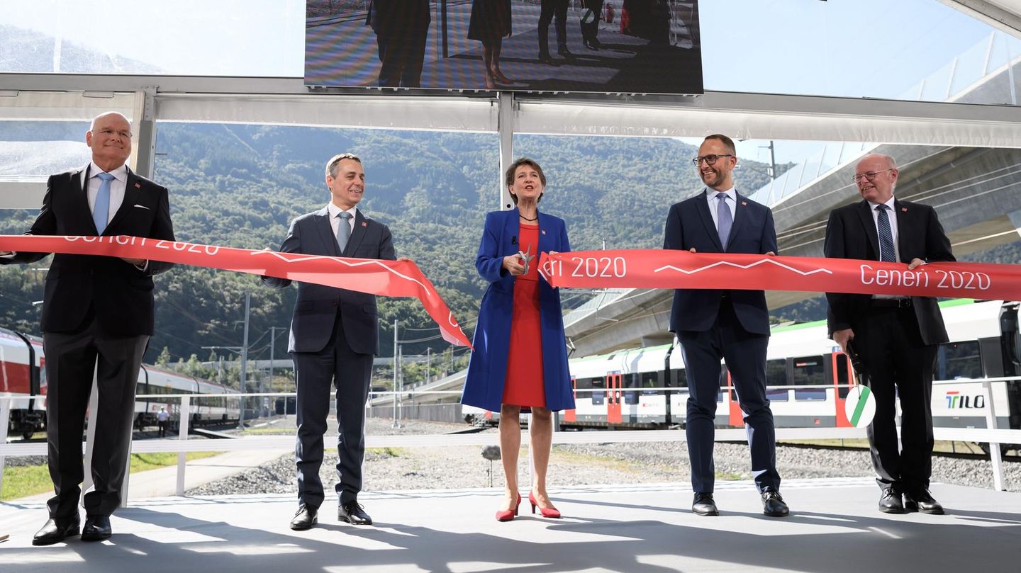 Bis zu 57 Kilometer lang: Bild 1 von 9 der Fotostrecke zum Klicken: Die Schweiz feiert einen neuen Meilenstein für den umweltschonenden Alpentransit: Am Freitag eröffnete Bundespräsidentin Simonetta Sommaruga das drittgrößte Tunnelbauprojekt, den 15,4 Kilometer langen Ceneri-Basistunnel im Kanton Tessin- das letzte Puzzlestück einer Eisenbahnstrecke ohne große Steigungen durch die Schweizer Alpen. Bild 1 von 9 der Fotostrecke zum Klicken: Die Schweiz feiert einen neuen Meilenstein für den umweltschonenden Alpentransit: Am Freitag eröffnete Bundespräsidentin Simonetta Sommaruga das drittgrößte Tunnelbauprojekt, den 15,4 Kilometer langen Ceneri-Basistunnel im Kanton Tessin- das letzte Puzzlestück einer Eisenbahnstrecke ohne große Steigungen durch die Schweizer Alpen.