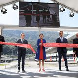 Bild 1 von 9 der Fotostrecke zum Klicken:    Die Schweiz feiert einen neuen Meilenstein für den umweltschonenden Alpentransit: Am Freitag eröffnete Bundespräsidentin Simonetta Sommaruga das drittgrößte Tunnelbauprojekt, den 15,4 Kilometer langen Ceneri-Basistunnel im Kanton Tessin- das letzte Puzzlestück einer Eisenbahnstrecke ohne große Steigungen durch die Schweizer Alpen.