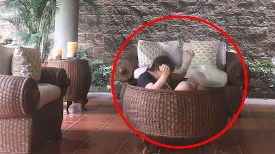 Mädchen übt für TikTok-Tanz und sperrt sich ein Mädchen übt für TikTok-Tanz und sperrt sich ein