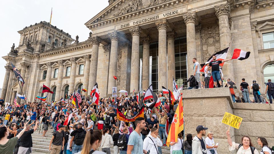 Verfassungsschutz-Erkenntnisse: Rechtsextremisten gaben bei mehr als 90 Corona-Kundgebungen den Ton an Verfassungsschutz-Erkenntnisse: Rechtsextremisten gaben bei mehr als 90 Corona-Kundgebungen den Ton an
