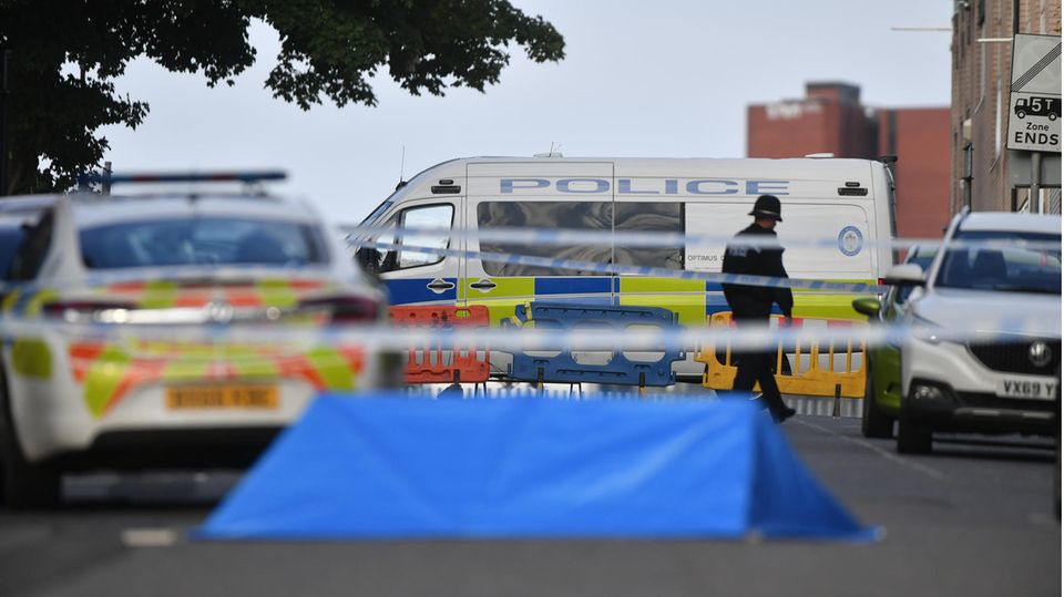 Ein Polizeibeamter und Fahrzeuge der Polizei stehen an einer Absperrung in der Irving Street in Birmingham