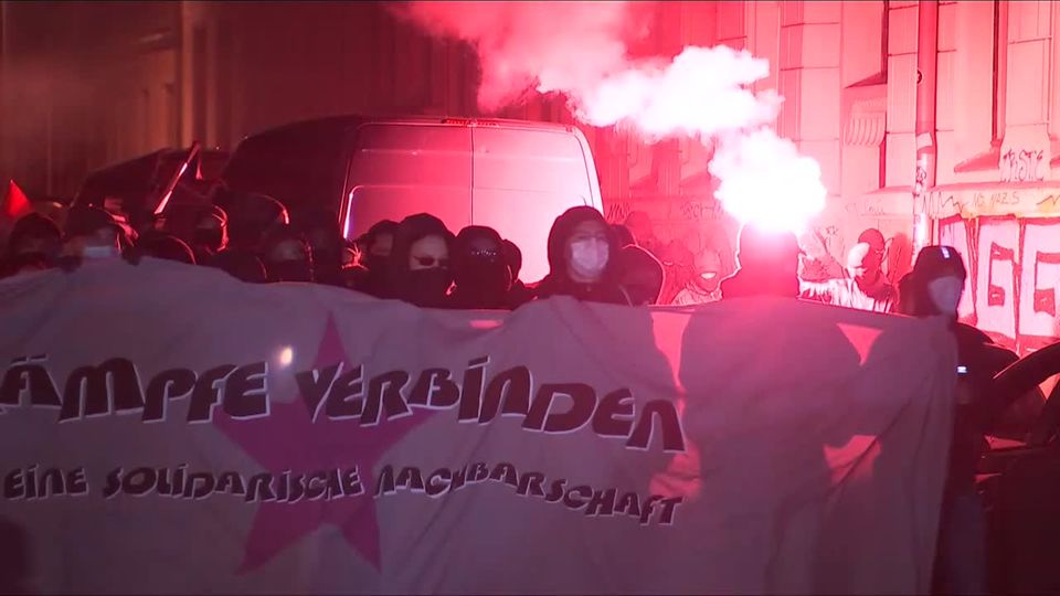 Wieder Krawalle in Leipzig - Steinwürfe bei Demonstration