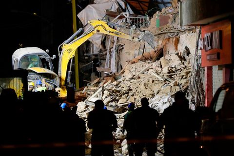 Rettungskräfte beseitigen Trümmer an einem eingestürzten Gebäude in der libanesischen Hauptstadt Beirut