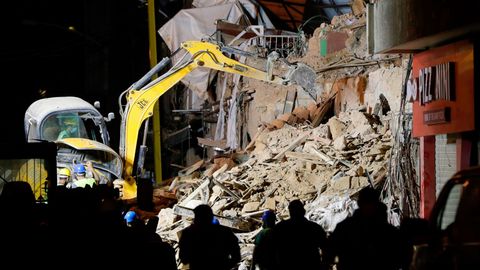 Rettungskräfte beseitigen Trümmer an einem eingestürzten Gebäude in der libanesischen Hauptstadt Beirut