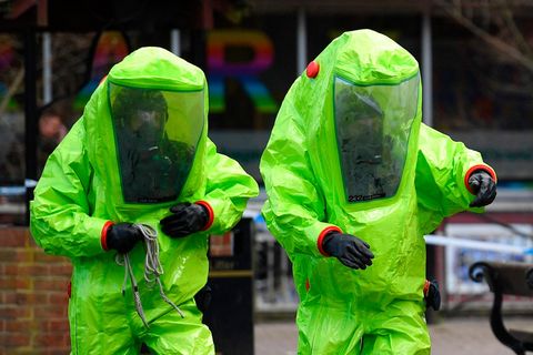 Zwei Einsatzkräfte in Schutzanzügen nach einem Vorfall mit Nowitschok im britischen Salisbury im Jahr 2018