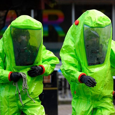 Zwei Einsatzkräfte in Schutzanzügen nach einem Vorfall mit Nowitschok im britischen Salisbury im Jahr 2018