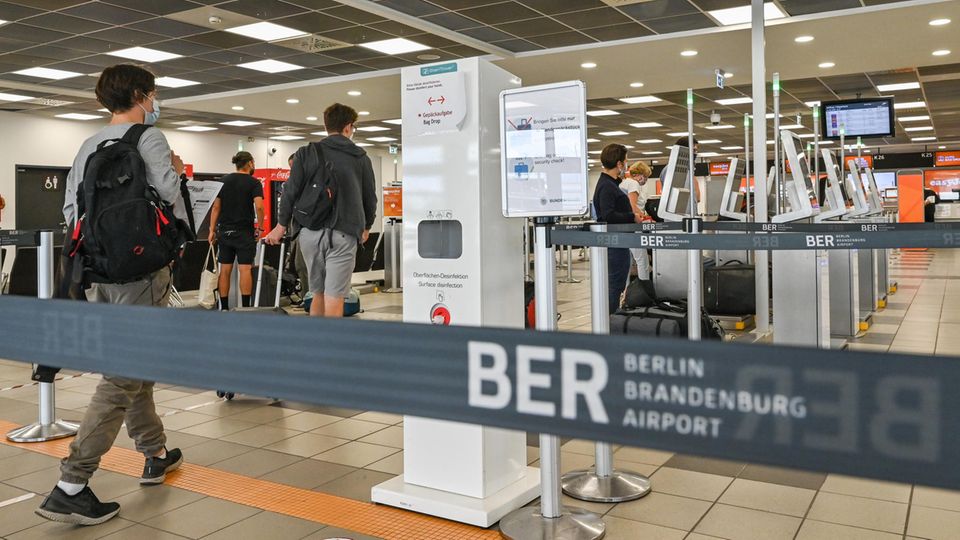 Reisende kommen zum Check-in im Gebäude des Terminals T5 am Flughafen Berlin-Schönefeld