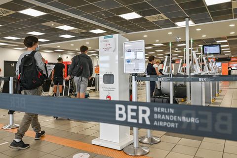 Reisende kommen zum Check-in im Gebäude des Terminals T5 am Flughafen Berlin-Schönefeld