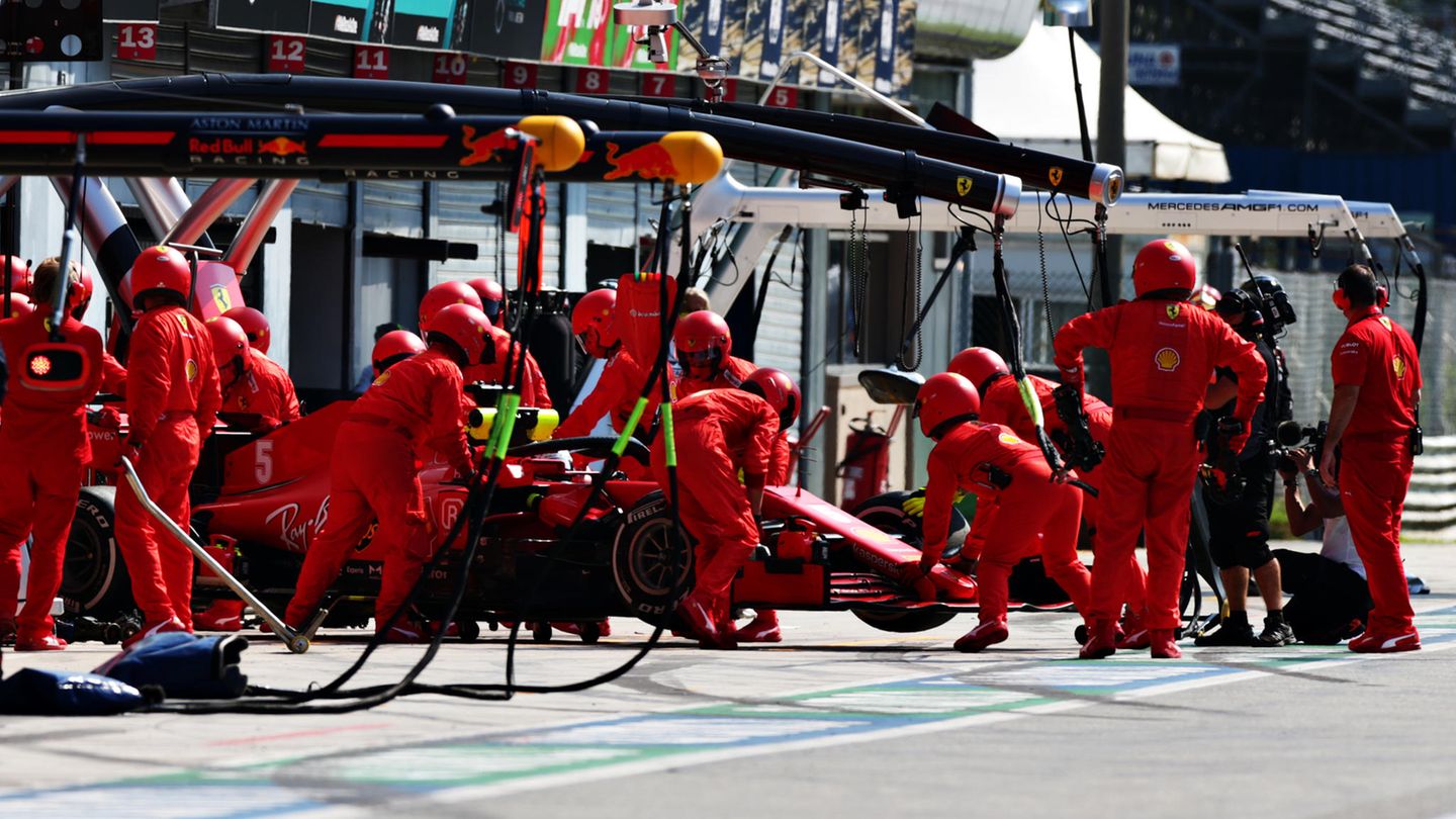 Desaster reiht sich an Desaster: Die Ferrari--Mechaniker schieben Vettels abgewracktes Auto in die Garage