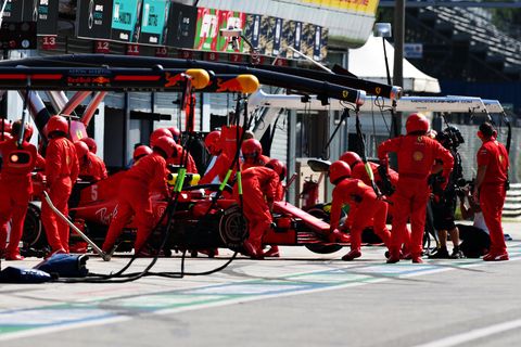 Desaster reiht sich an Desaster: Die Ferrari--Mechaniker schieben Vettels abgewracktes Auto in die Garage