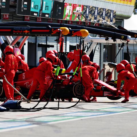 Desaster reiht sich an Desaster: Die Ferrari--Mechaniker schieben Vettels abgewracktes Auto in die Garage