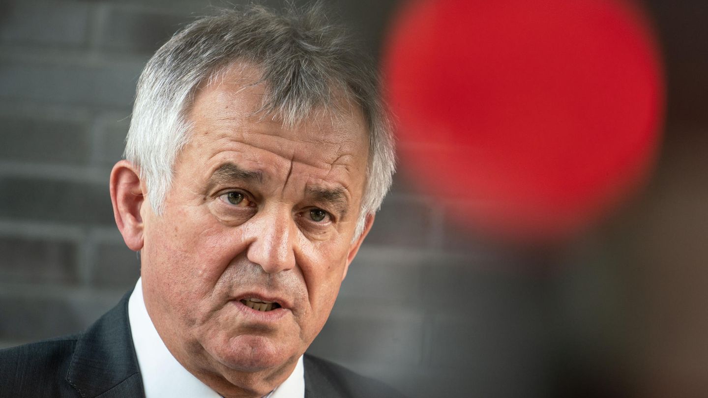Gerhard Bereswill bei einer Pressekonferenz