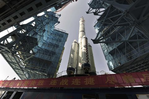Mit einer Rakete vom Typ Langer Marsch 2F wurde die Roboterfähre ins All gebracht.