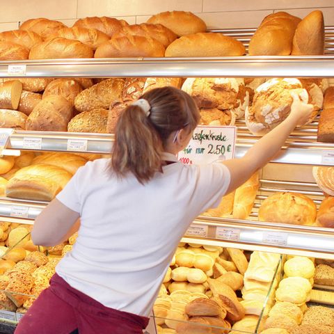 Verkäuferin in einer Bäckerei