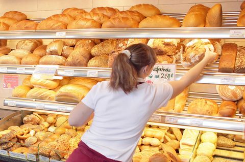 Verkäuferin in einer Bäckerei