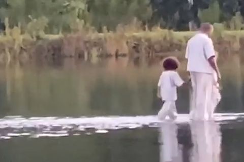 Spirituelle Inszenierung: Als sei er Jesus: Kanye West läuft über Wasser