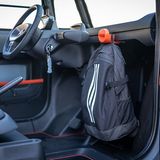 Kleiner Taschen werden wie bei einem Roller an einen Haken gehängt