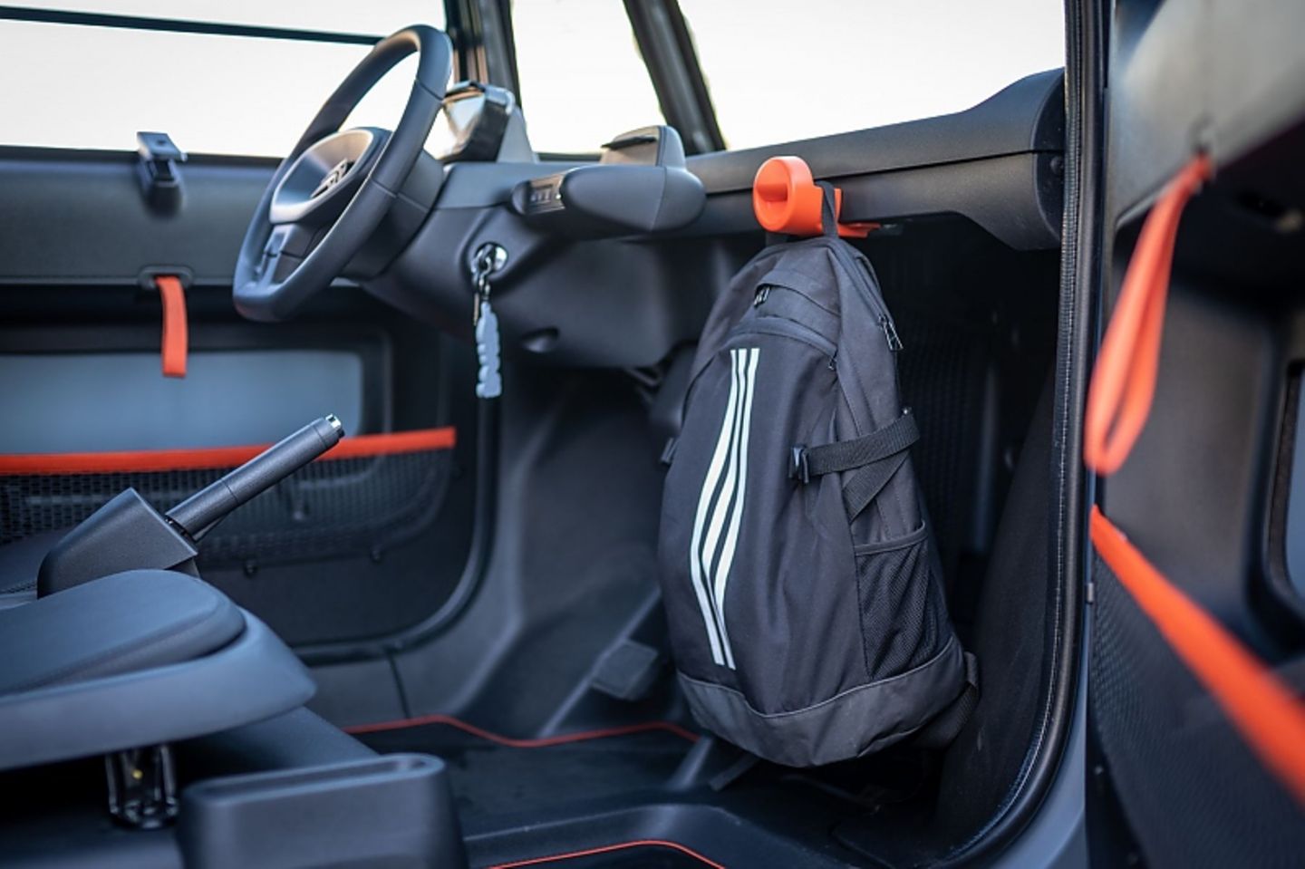 Kleiner Taschen werden wie bei einem Roller an einen Haken gehängt