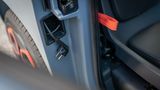 Das Ladekabel muss in diese Ablage hineingefriemelt werden