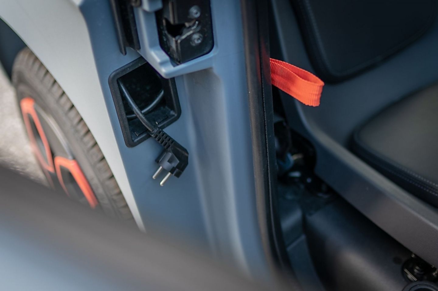 Das Ladekabel muss in diese Ablage hineingefriemelt werden