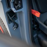 Das Ladekabel muss in diese Ablage hineingefriemelt werden