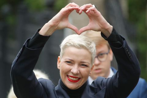  Maria Kolesnikowa, eine der Oppositionsführerinnen von Belarus (Weißrussland), formt mit ihren Händen ein Herz