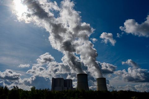 Luftverschmutzung in Europa – das Braunkohlekraftwerk "Schwarze Pumpe" in Brandenburg, Deutschland