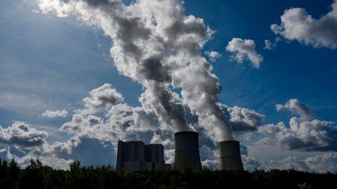 Luftverschmutzung in Europa – das Braunkohlekraftwerk "Schwarze Pumpe" in Brandenburg, Deutschland