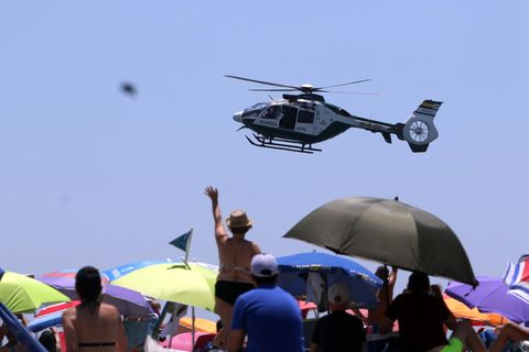 Ein Hubschrauber der spanischen Guardia Civil fliegt in Strandnähe (Symbolbild)