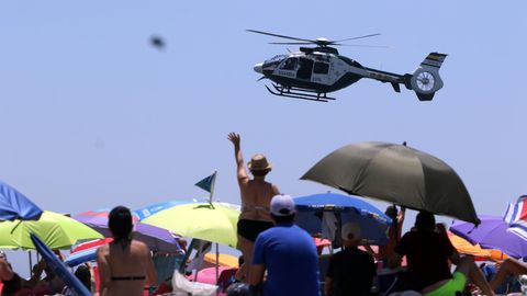Ein Hubschrauber der spanischen Guardia Civil fliegt in Strandnähe (Symbolbild)