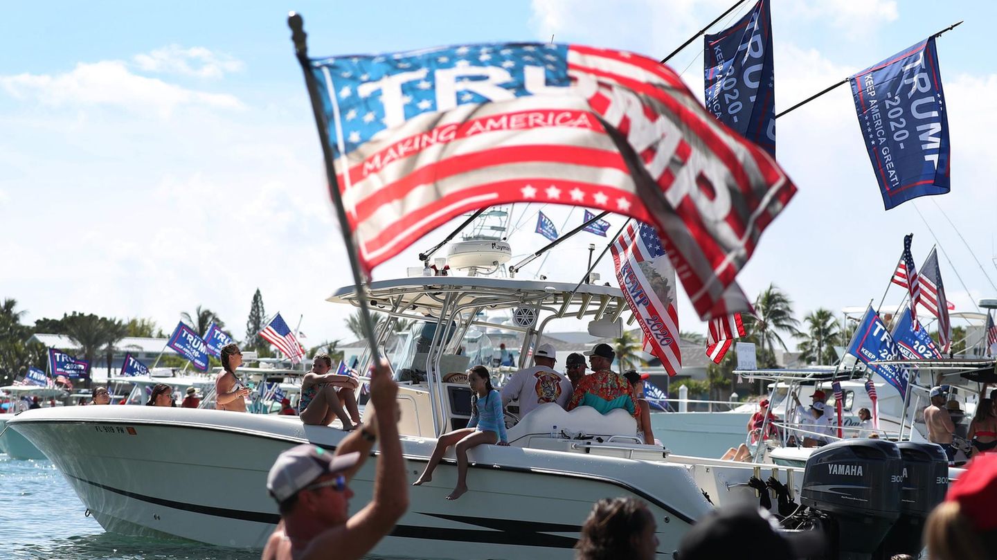 Eine amerikanische Flagge mit "Trump"-Aufdruck weht im Wind im Rahmen einer "Trump Boat Parade" in Florida Eine amerikanische Flagge mit "Trump"-Aufdruck weht im Wind im Rahmen einer "Trump Boat Parade" in Florida